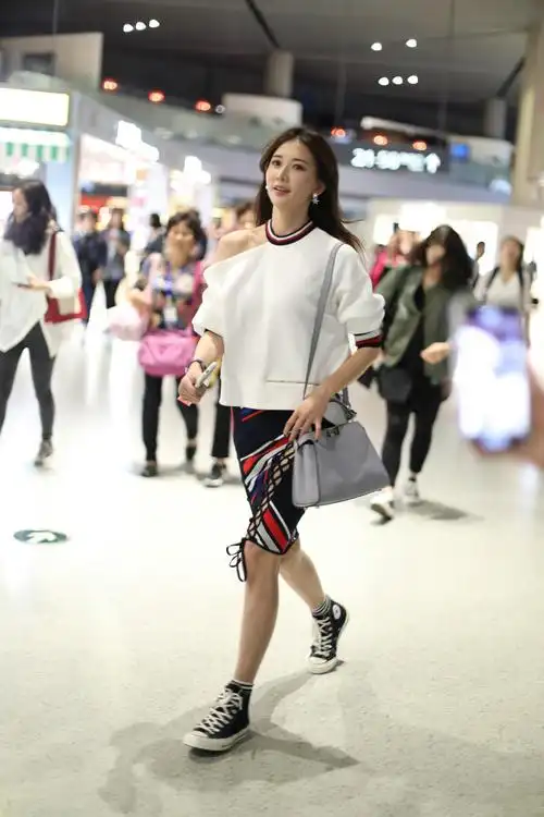 44岁林志玲面对高清镜头也不怕,但这一身穿搭腿短妹子千万别学