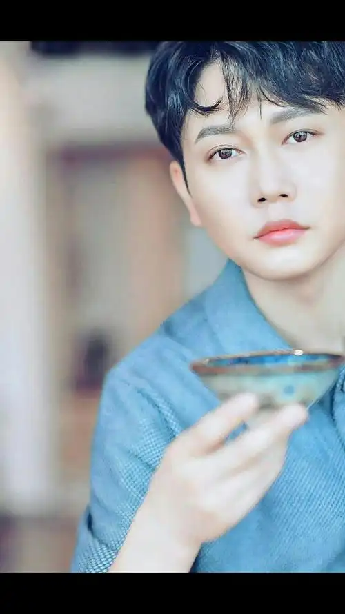 孟鹤堂周九良  陪着你们一直走(图源昕薇杂志)