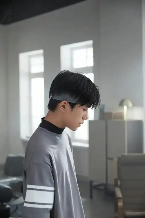 keep品牌代言人易烊千玺花絮照运动玺发带玺