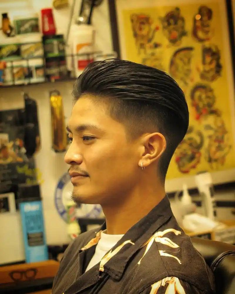 两侧铲短男士发型搭配顶部后梳背头造型,自信又霸气,帅到停不下来!