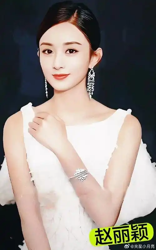 第一位赵丽颖,人都说是"仙女转世",好看的瓜子脸型,笑起来圆润可爱