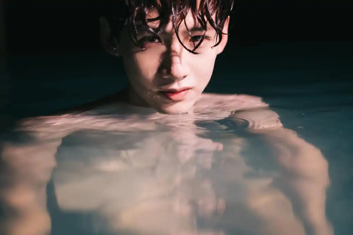 白敬亭泳池写真玩湿身诱惑 好身材一览无余