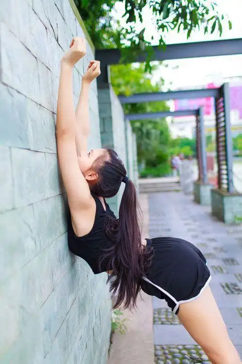 00后女孩公园大秀一字马,逆天大长腿,感觉能伸到月球去