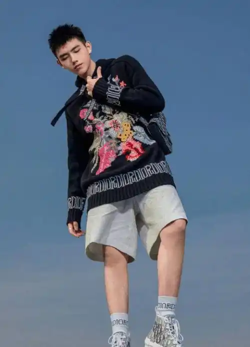 陈飞宇别再穿短裤了!看他露出的小腿,女生都自愧不如_黑色_白色_衬衣