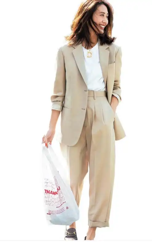 米色西装内搭什么颜色好看(日本博主的搭配小技巧)