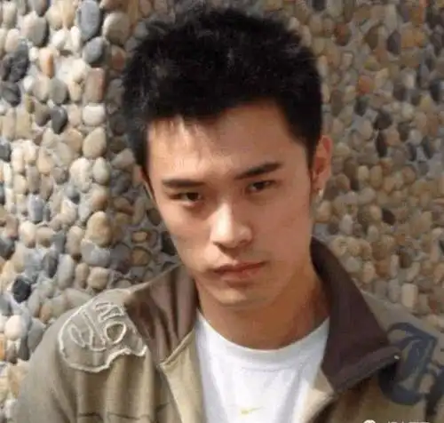 陈赫旧照曝光, 怪不得在跑男总说自己帅, 网友: 岁月是把杀猪刀啊