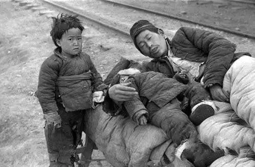 旧社会的大饥荒每张都让人潸然泪下