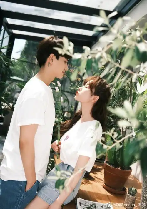 快原地结婚!张檬晒与小五合照秀恩爱,两人穿情侣装亲密拥吻甜齁