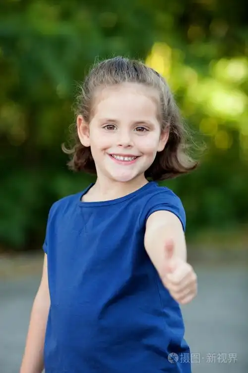 小女孩显示 ok 的手势