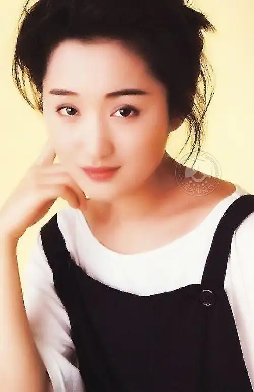 杨钰莹少女时期一组青涩旧照,长得好清纯,穿背带裙的样子真好看