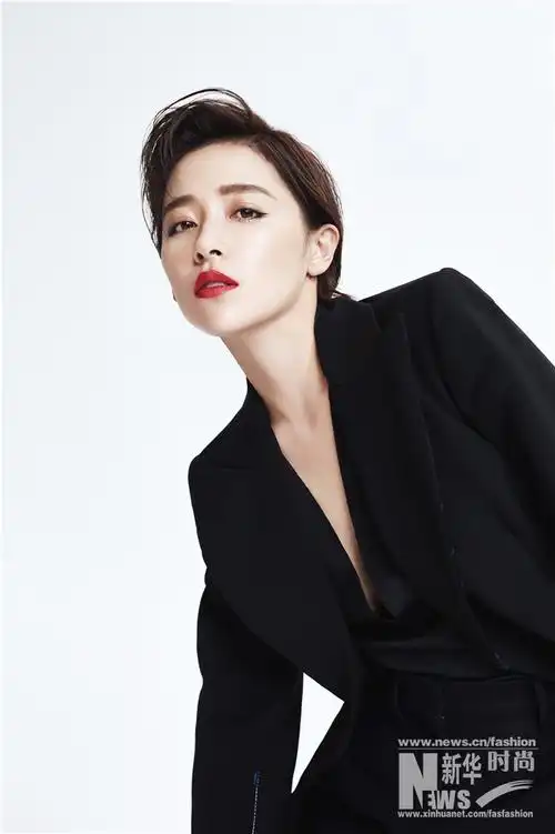 阚清子西装出镜 展现率性一面