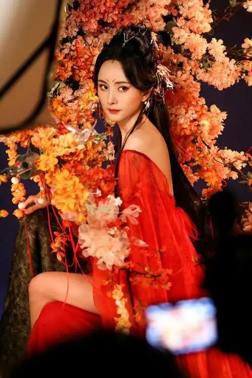 杨幂《狐妖小红娘月红篇》花絮图 红色的是豪华睡衣?