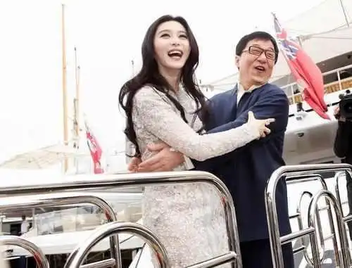 成龙拥抱范冰冰画面不要太美,李晨都不忍直视了!
