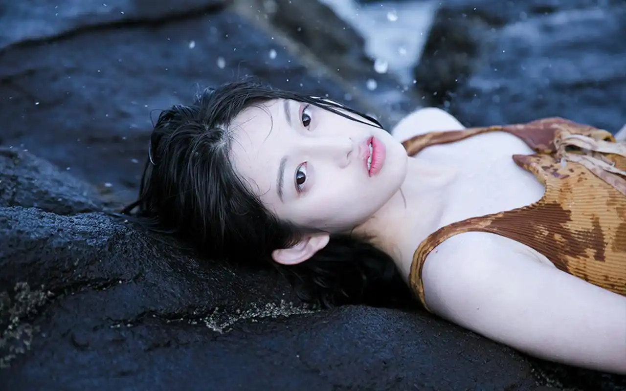 泳装美女海边性感高清桌面壁纸