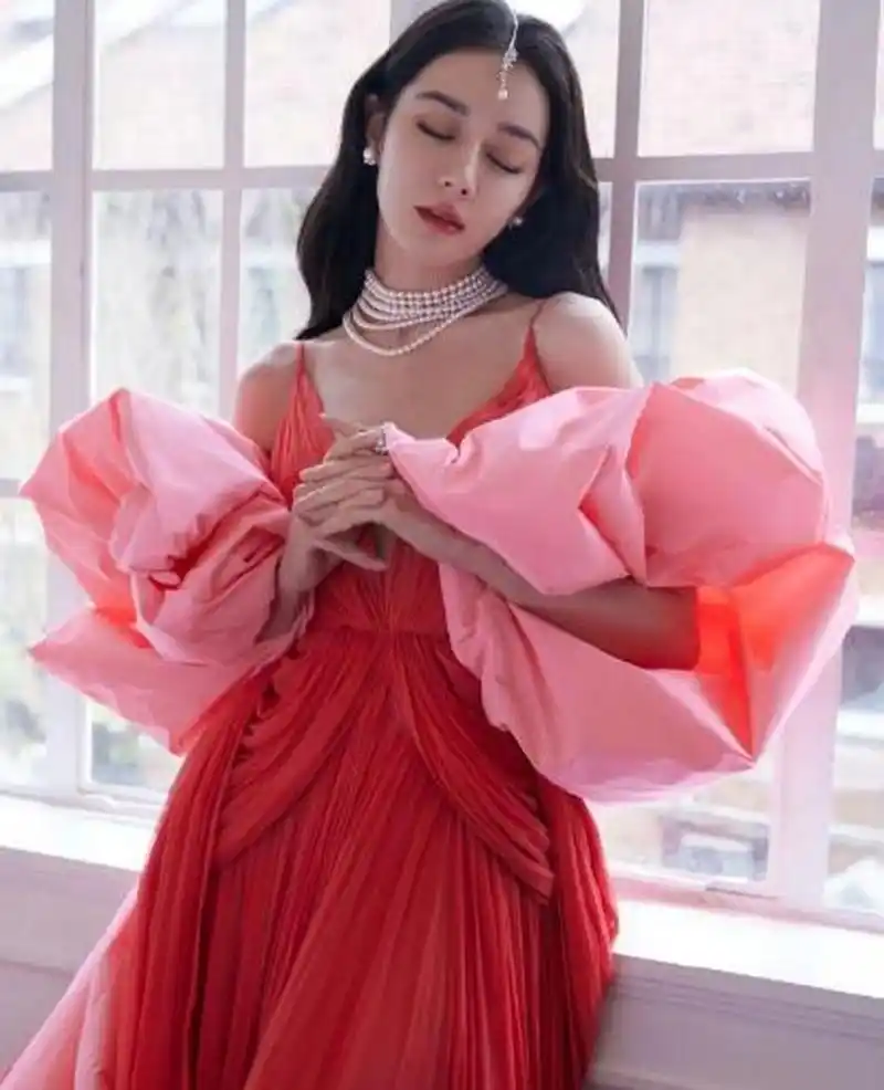 迪丽热巴# 一袭红色礼服,热力全开! 676767