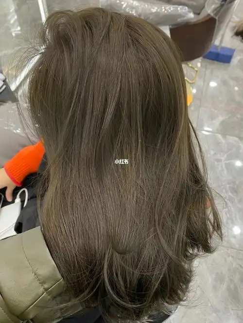 给你的头发染个好看的茶青色