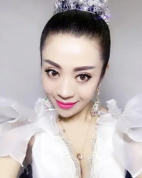 王小利前妻近照曝光穿泳装秀好身材头戴鸡蛋花妆容精致