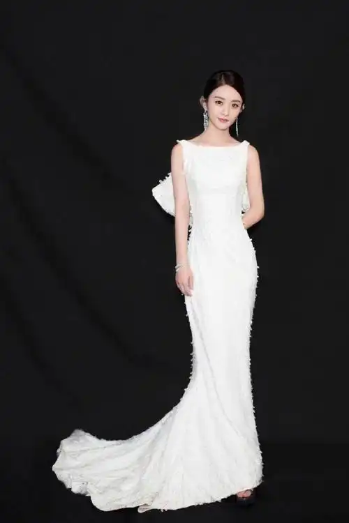 赵丽颖#一袭白色礼服头戴皇冠