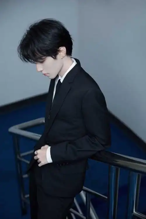 各位,有没有王俊凯的侧面照?