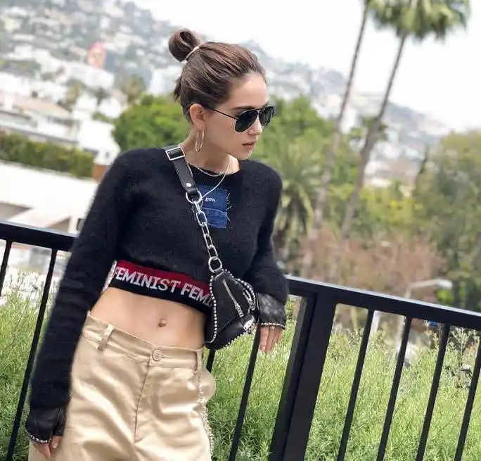 产后昆凌火力全开,露脐装大秀名品腹肌,网友:魂都给撩飞了