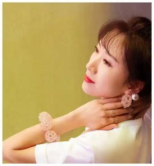 李念终于换发型,白t恤搭半身裙,蜈蚣辫发型选对了,时髦太多!