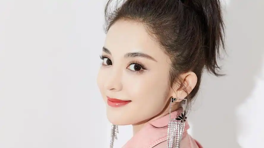 古力娜扎甜美俏皮丸子头时尚少女感写真