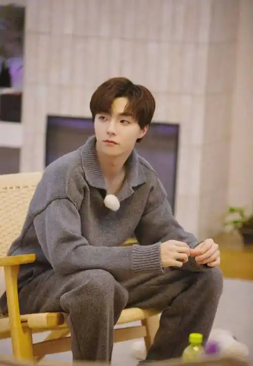 陈立农:一个笑起来眼睛里有星辰大海的可爱大男孩_偶像_嗓音_节目