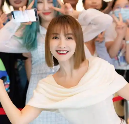 原创吴昕出席活动被拍穿白色连体衣好有气质真不像38岁了