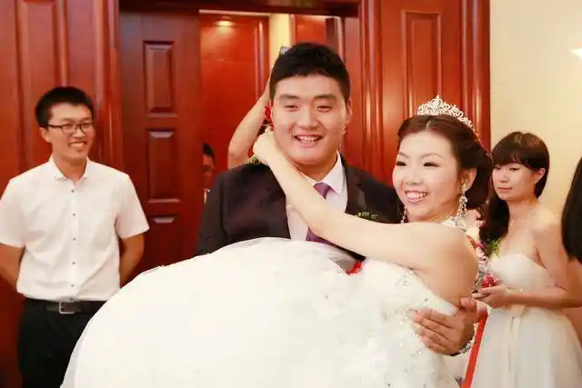 "结婚当天晚上,你是如何度过和面对的?"4个女人的回答很真实