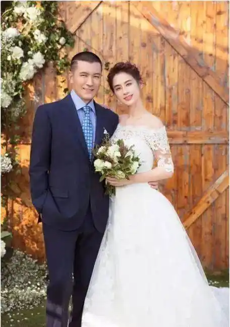 黄圣依出现在杨子父亲的葬礼上,杨子这才说出自己和妻子陶虹早在2004