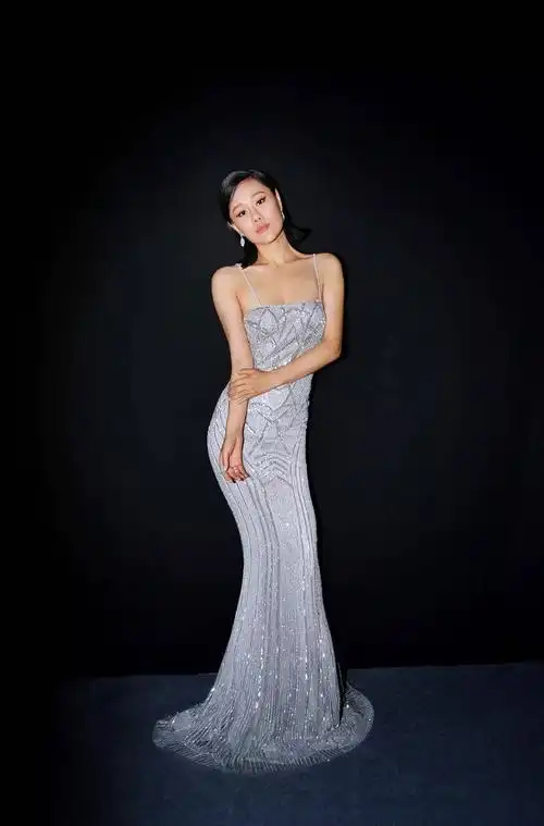 袁娅维活力献唱fashionpop舞台双造型华美闪耀华谊兄弟时尚夜