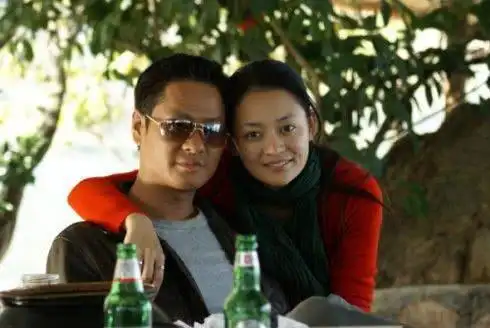 为娶小8岁娇妻不惜净身出户离婚今前妻事业红火他却被人遗忘