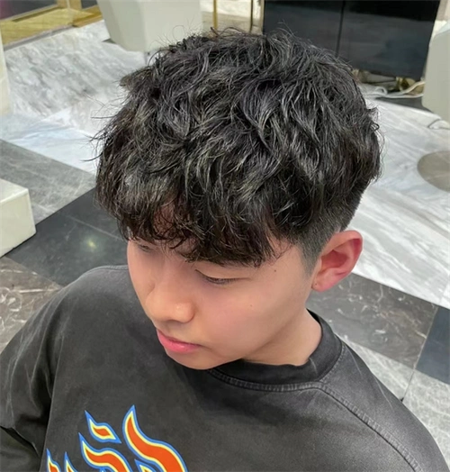 铲青气垫纹理烫的造型效果,粗硬发质发型参考,简约自然不显老气.