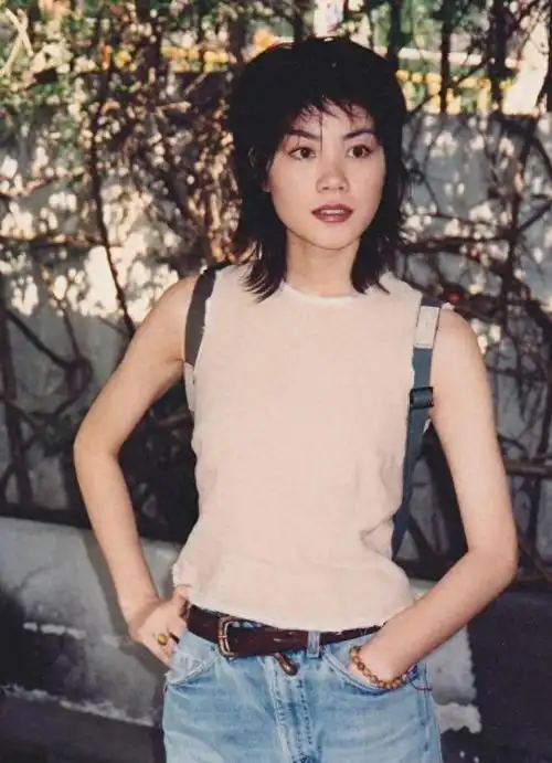 回顾王菲的千禧年穿搭,才明白:再过20年,你穿衣也没她大胆时髦|发型