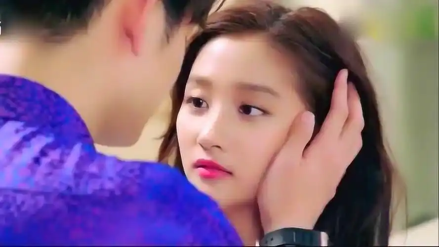 关晓彤和马可这刚亲吻到一半就被生孩子打断这人是鹿晗派来的吗