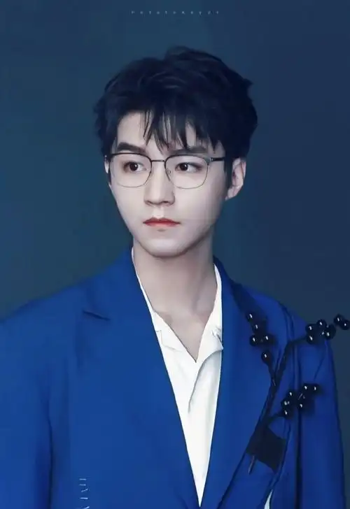 没有人不会为王俊凯心动,戴着眼镜的小凯真的好帅啊!