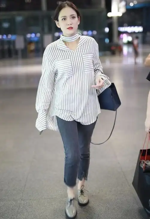 陈乔恩的衣品真不赖条纹衬衫也不好好穿挖了个洞更时髦了