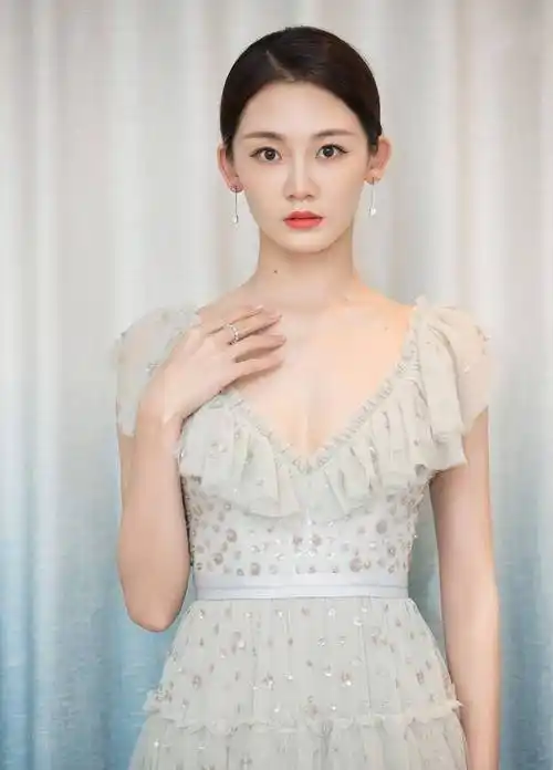 苗苗深夜聚餐,生娃一年身材火辣,和郑恺婚后不当全职太太又复出_郑凯