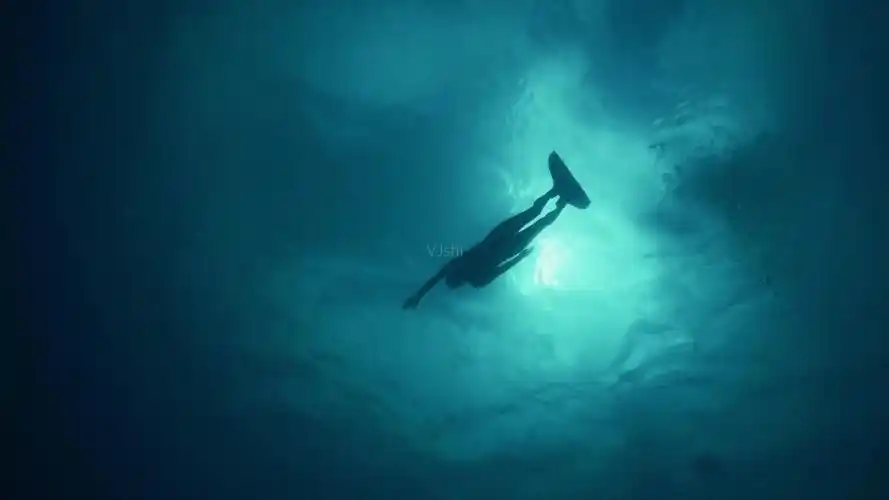 美女潜水潜泳水下世界