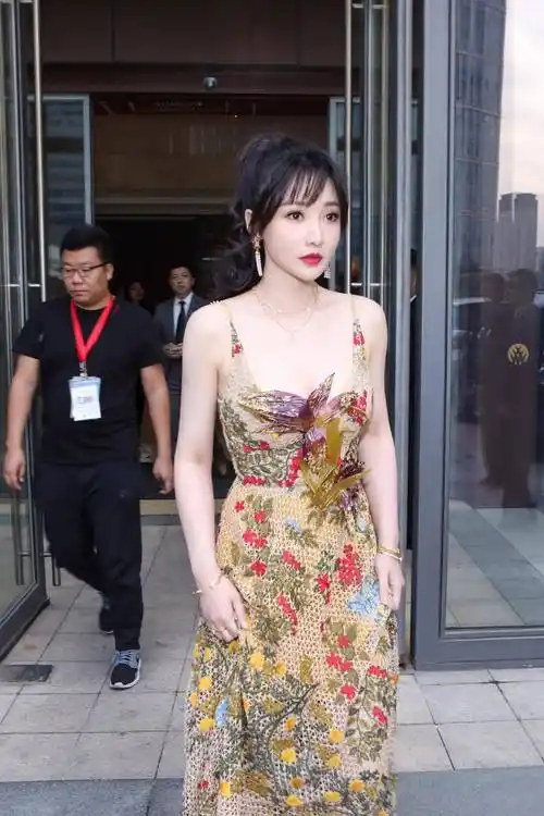 我,柳岩,20岁出道39岁走红,优秀的男人不会找我这样无敌的女人_婚礼