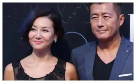 55岁硬汉高曙光两任妻子颜值差距大如今前妻仍孤身一人