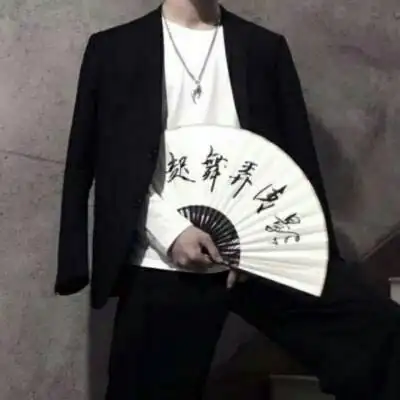 手拿扇子美少年头像,男生头像图片-回车桌面