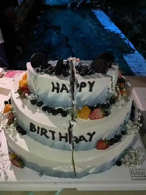 王俊凯超话在生日当天官宣 凌晨庆祝 有专属的蛋糕 大家一起唱生日歌