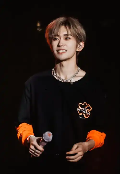 易烊千玺梨涡笑  笑着笑着长大了