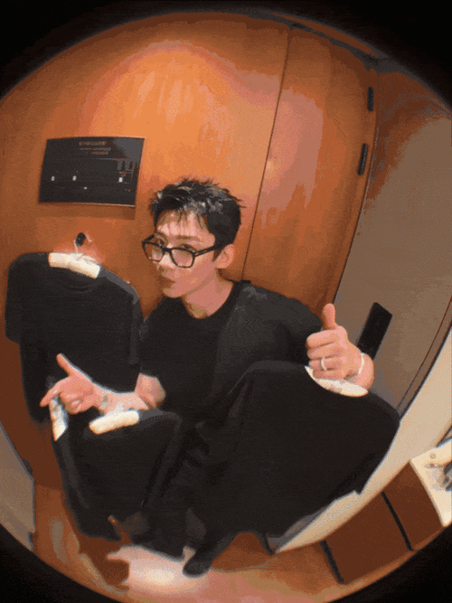 今日,@白敬亭 亮相车展的着装堪称典范,新增时尚单品与整体造型完美