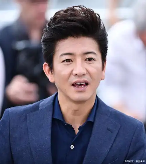 木村拓哉与妻子工藤静香罕见同框,十指紧扣超恩爱,力破婚变传闻