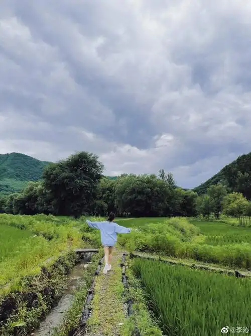原创李沁分享郊游美照穿搭时尚长腿抢镜笑容甜美超治愈