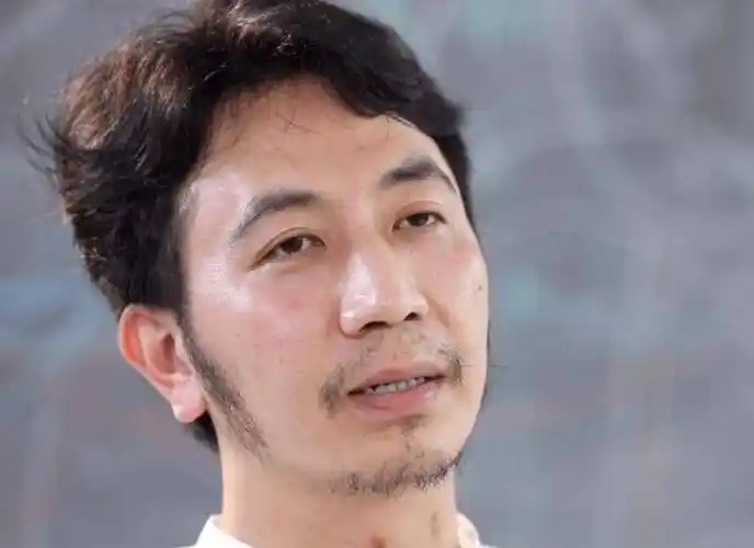 "兄弟堂"堂主真容被扒,戴眼镜吃雪茄,创始人曾与林生斌喝酒_越野车