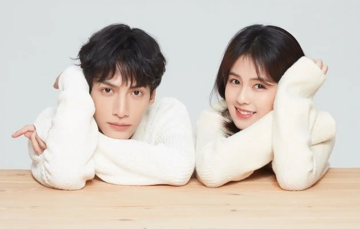 罗云熙白鹿课桌合影,首度同框合影,有没有觉得cp感十足?