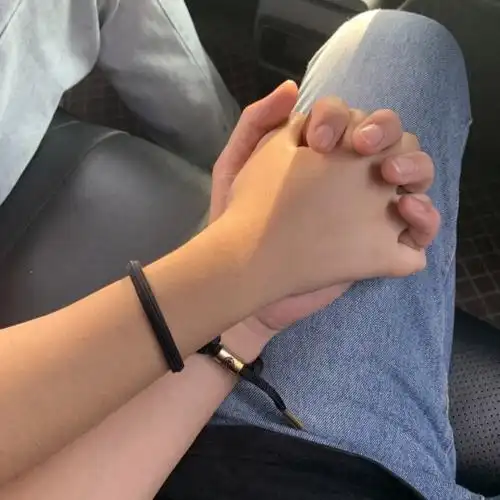 情侣牵手照片_小红书